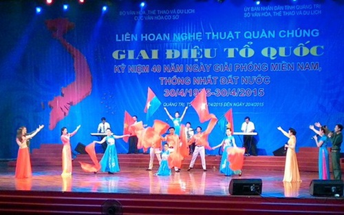 Tiết mục tham dự Liên hoan nghệ thuật quần chúng Ca khúc cách mạng tại Quảng Trị.